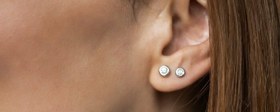 Když jedna náušnice nestačí: Vše, co potřebujete vědět o piercingu do ucha