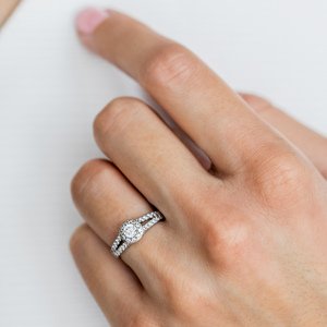 Zásnubní prsten LOVE 068